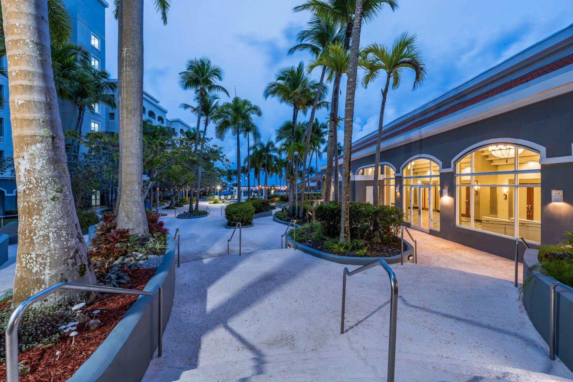 Embassy Suites by Hilton Dorado del Mar Beach Resort Exterior foto